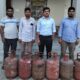 महेंद्रगढ़ में गैस कालाबाजारी के खिलाफ कार्रवाई के दौरान जांच करते अधिकारी।