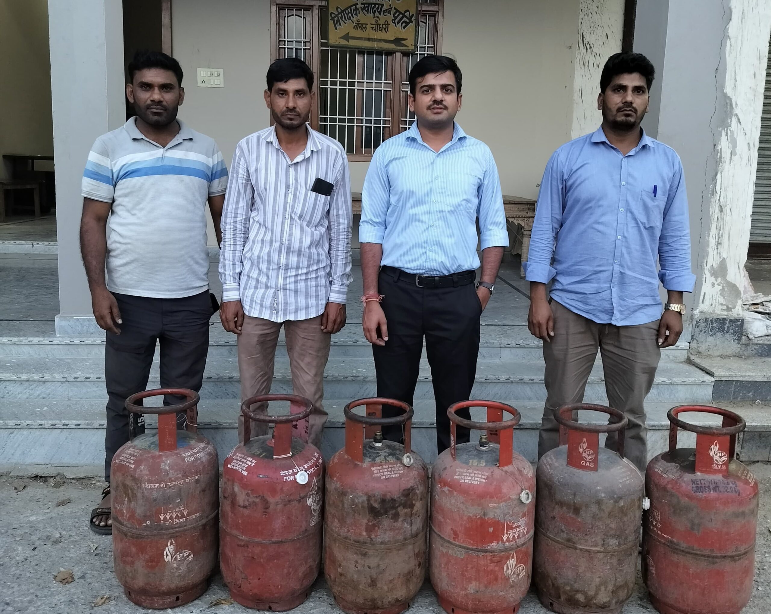 महेंद्रगढ़ में गैस कालाबाजारी के खिलाफ कार्रवाई के दौरान जांच करते अधिकारी।