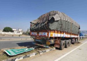 NH-148B हाईवे पर डिवाइडर पर चढ़ा क्षतिग्रस्त ट्रक