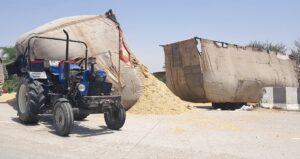 नांगल चौधरी में ओवरलोड ट्रैक्टर-ट्रॉली पलटी, बड़ा हादसा टला