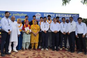 नांगल चौधरी के श्री कृष्णा स्कूल भूँगारका में शानदार परिणाम के बाद सफल विद्यार्थियों को सम्मानित करते प्राचार्य व स्टाफ सदस्य।