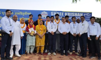 नांगल चौधरी के श्री कृष्णा स्कूल भूँगारका में शानदार परिणाम के बाद सफल विद्यार्थियों को सम्मानित करते प्राचार्य व स्टाफ सदस्य।