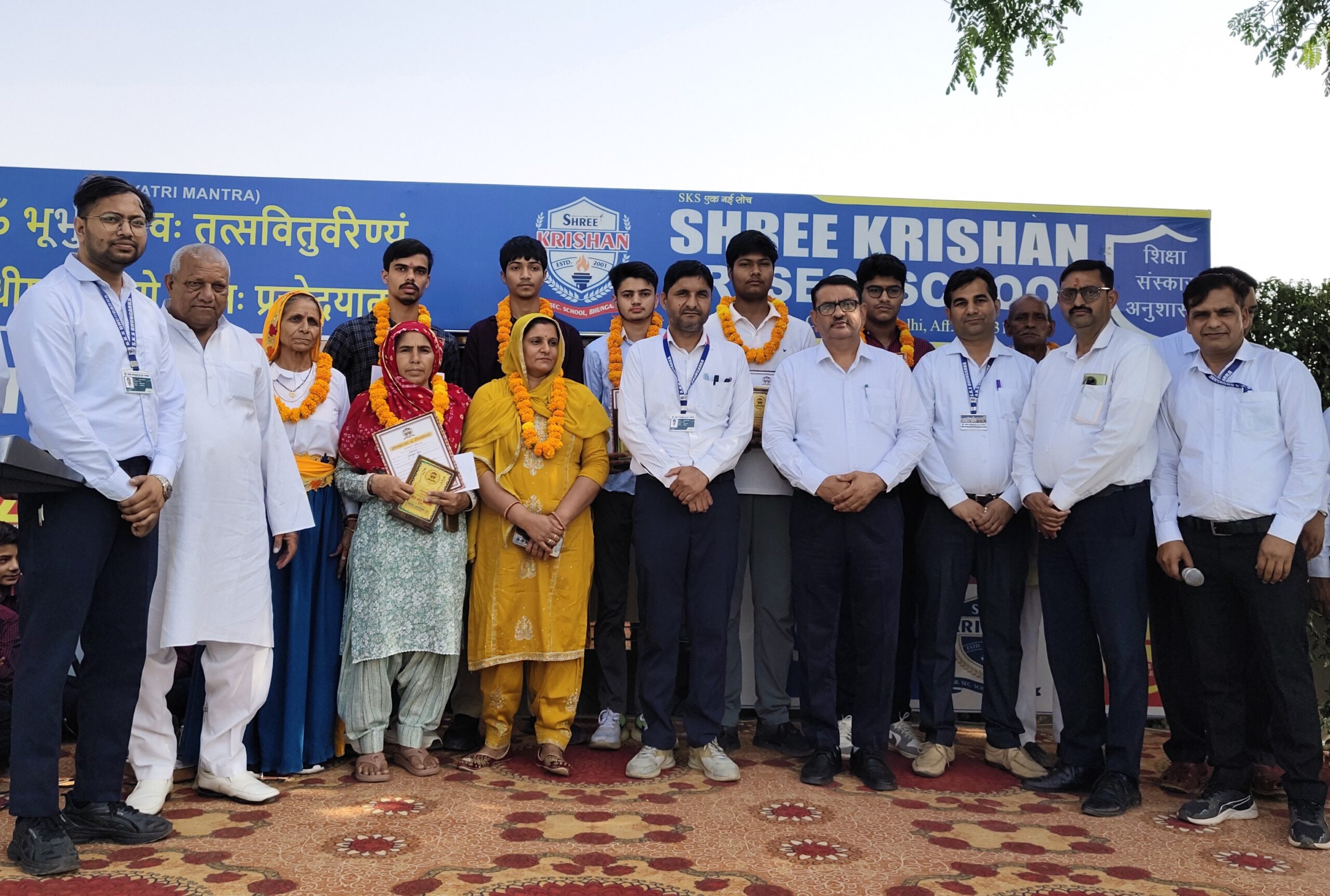 नांगल चौधरी के श्री कृष्णा स्कूल भूँगारका में शानदार परिणाम के बाद सफल विद्यार्थियों को सम्मानित करते प्राचार्य व स्टाफ सदस्य।
