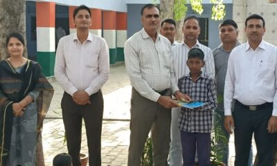 उमेश को सम्मानित करते हुए स्कूल स्टाफ