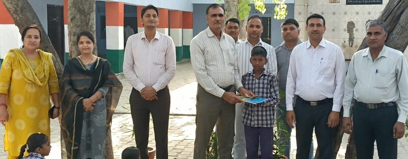 उमेश को सम्मानित करते हुए स्कूल स्टाफ