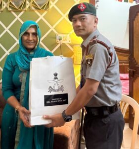 शहीद विजेंद्र सिंह की पत्नी से मिलकर टीम ने अर्पित की श्रद्धांजलि और जताया सम्मान।