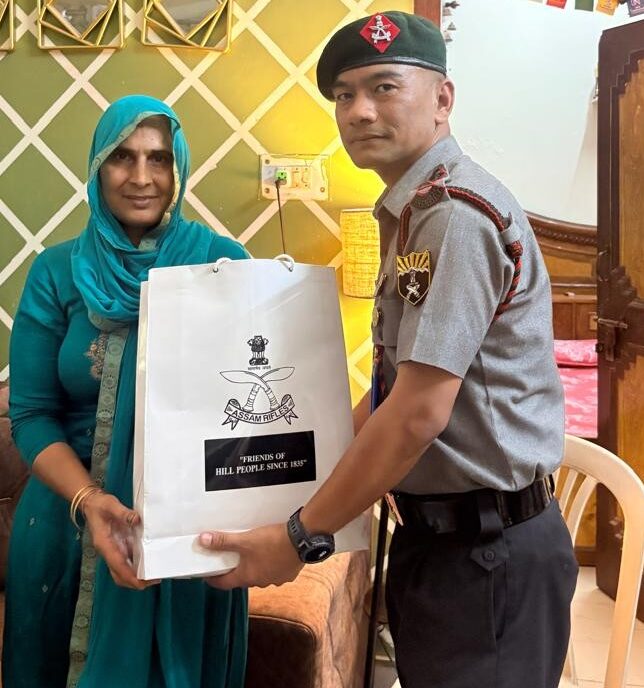 शहीद विजेंद्र सिंह की पत्नी से मिलकर टीम ने अर्पित की श्रद्धांजलि और जताया सम्मान।