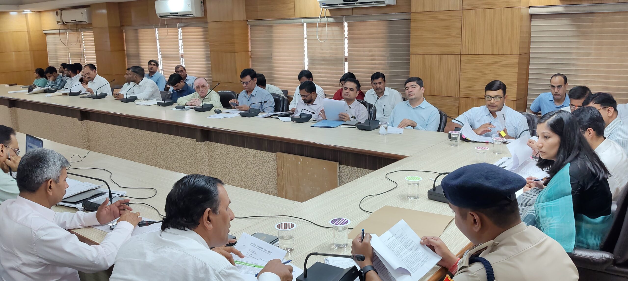 नारनौल में समाधान शिविरों की समीक्षा बैठक के दौरान अधिकारियों को निर्देश देती उपायुक्त अनुपमा अंजली।