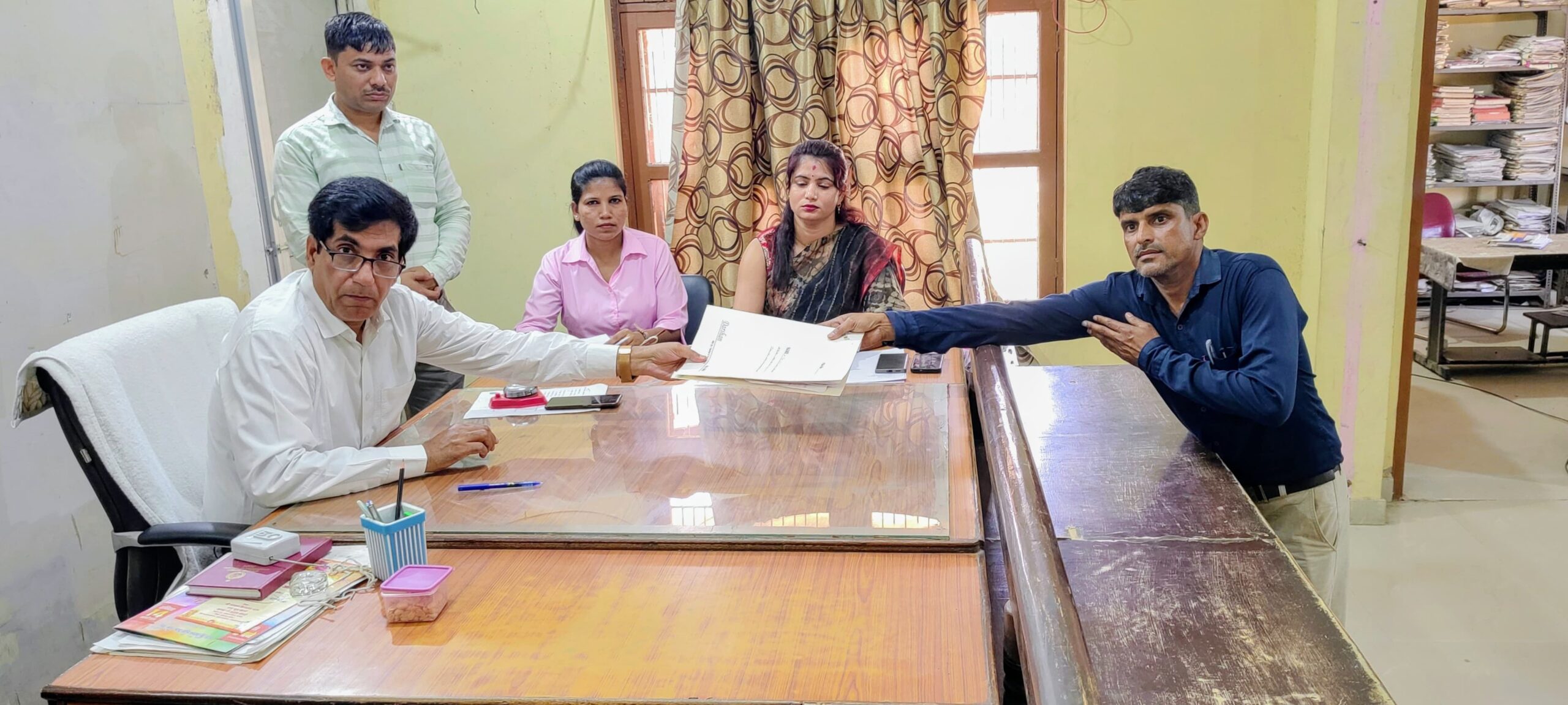 कनीना में नामांकन दाखिल करते उम्मीदवार बलजीत राज व सुरेंद्र अपने समर्थकों के साथ।