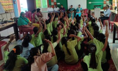 राजवंशी स्कूल दौचाना में छात्राओं को कैंसर से बचाव के टीकाकरण की जानकारी देते स्वास्थ्य विभाग के डॉक्टर