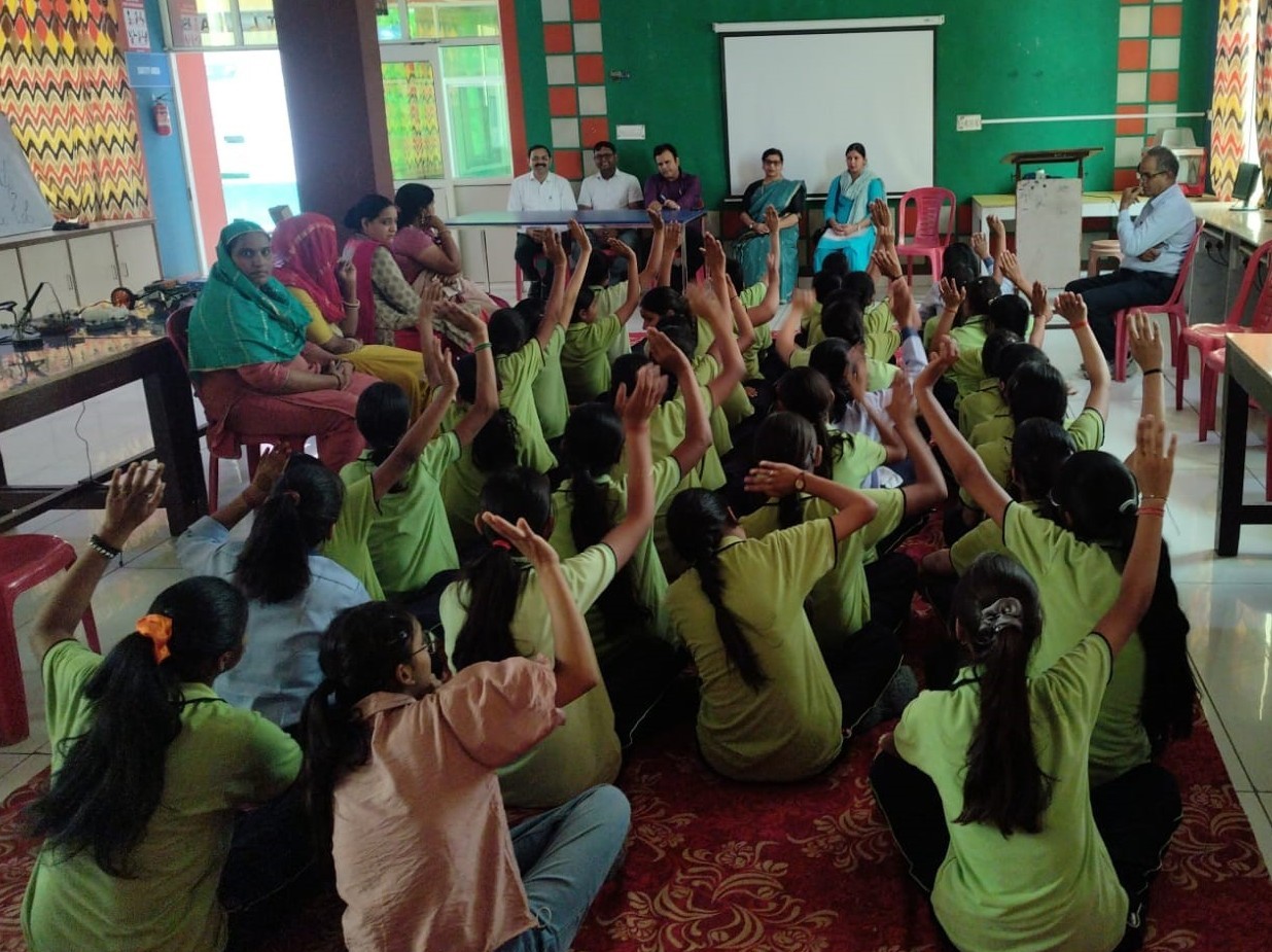 राजवंशी स्कूल दौचाना में छात्राओं को कैंसर से बचाव के टीकाकरण की जानकारी देते स्वास्थ्य विभाग के डॉक्टर