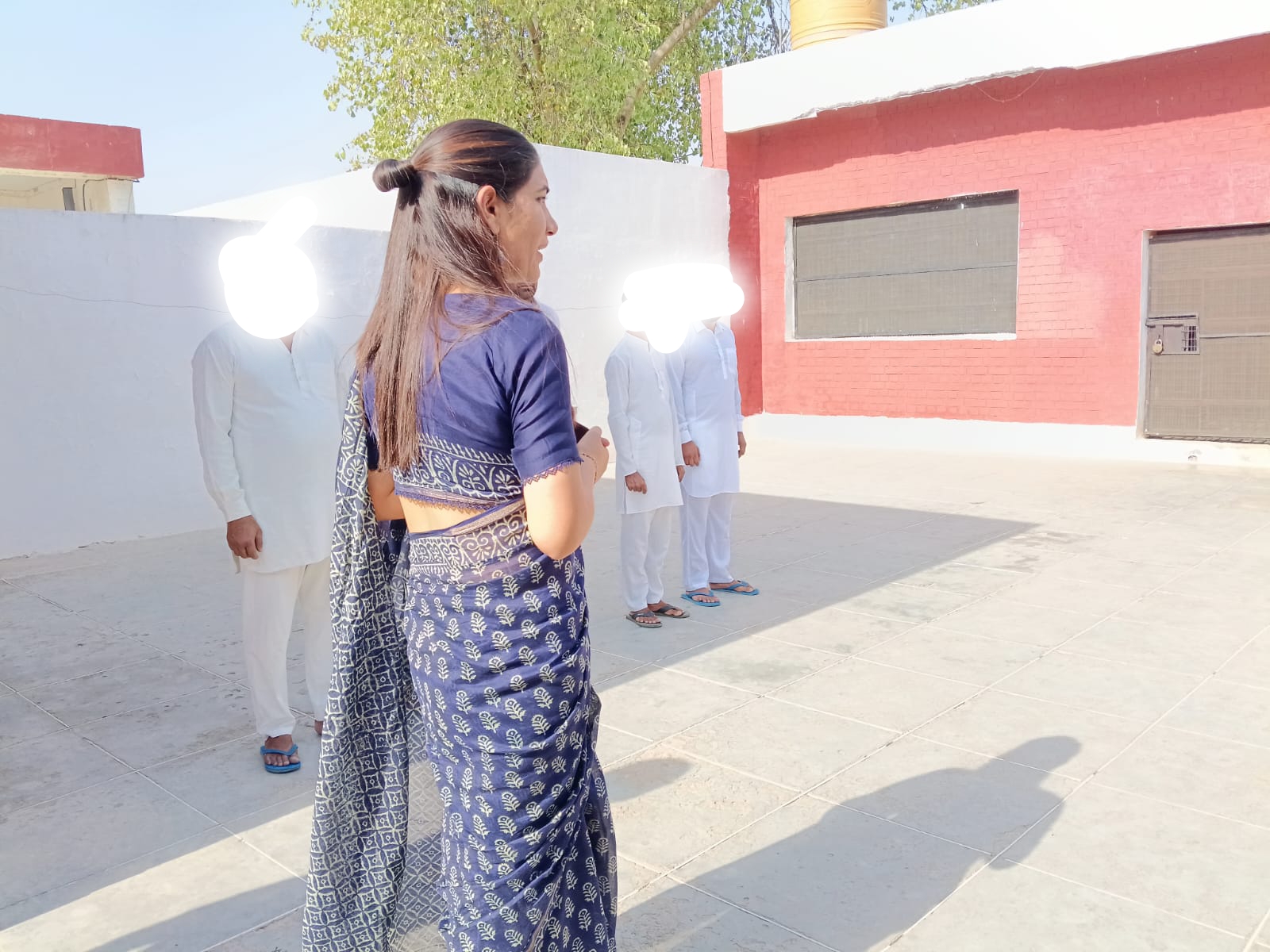 जिला जेल नारनौल में निरीक्षण के दौरान कैदियों से बातचीत करतीं सीजेएम नीलम कुमारी