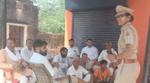 निजामपुर के गांव रोपड़ सराय में पुलिस ने नशा मुक्त अभियान के तहत जागरूकता कार्यक्रम