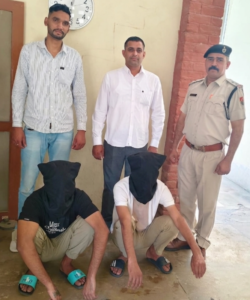 पुलिस ने दो आरोपियों को किया गिरफ्तार, चेहरा ढककर पेश किए गए आरोपी