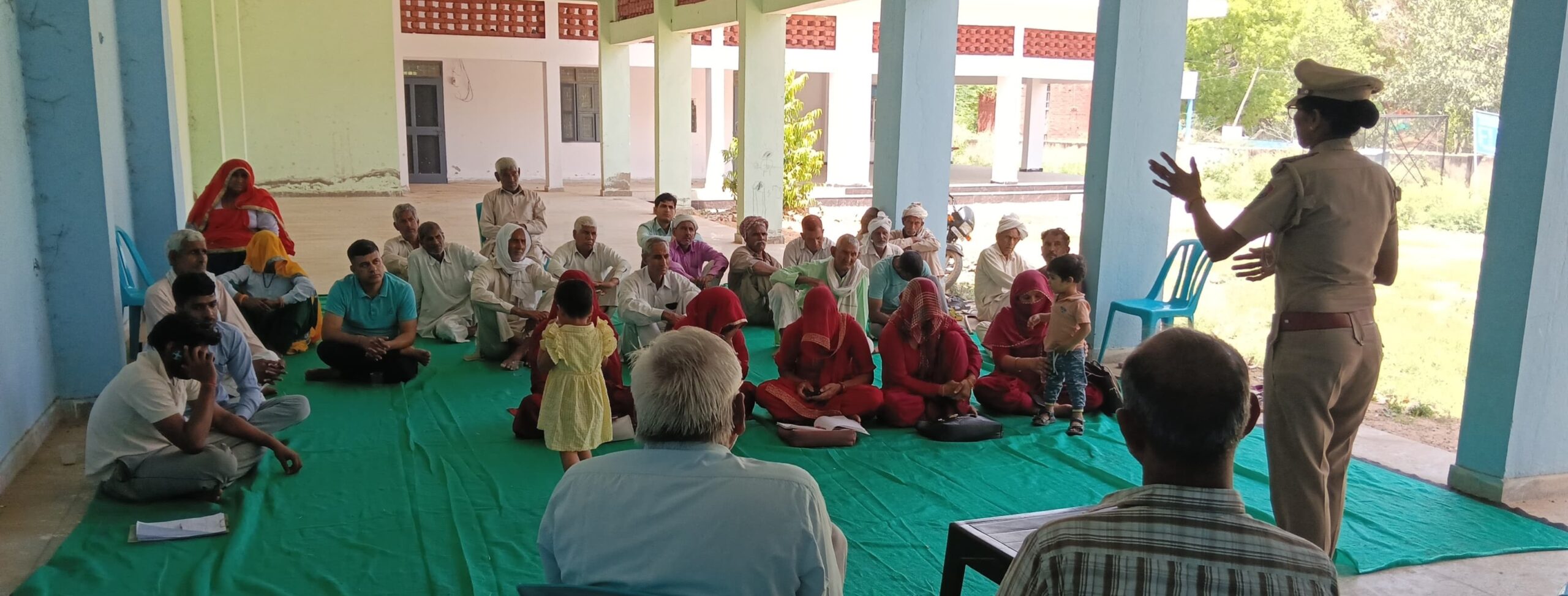 बलाहा कलां में नशा मुक्त अभियान के तहत ग्रामीणों को जागरूक करती पुलिस टीम।