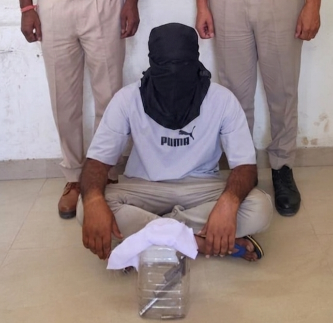 हथियार के साथ आरोपी