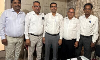 हनुमान जी के रोट प्रसाद वितरण के लिए निमंत्रण देते चेंबर समिति के प्रधान यशवीर ढिल्लों प्रधान एवं अन्य अधिवक्ता