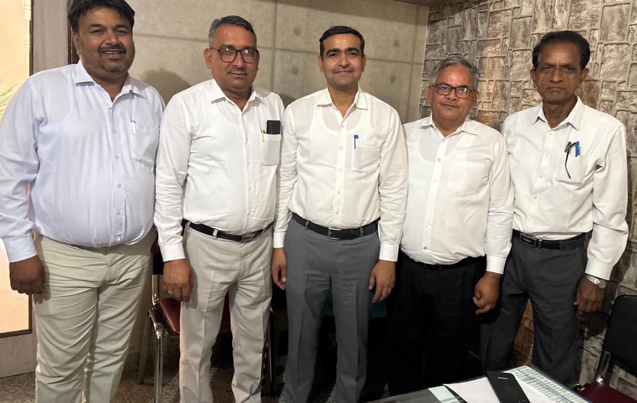 हनुमान जी के रोट प्रसाद वितरण के लिए निमंत्रण देते चेंबर समिति के प्रधान यशवीर ढिल्लों प्रधान एवं अन्य अधिवक्ता