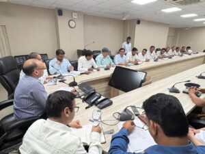 फतेहाबाद में खरीद व्यवस्था को लेकर बैठक लेते डीसी डॉ. विवेक भारती