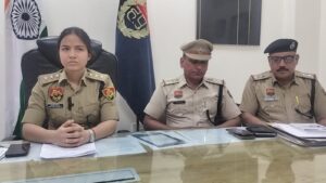 एएसपी श्रीमती दिव्याशीं सिंगला जानकारी देते हुए