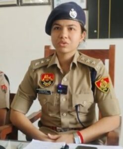 एएसपी श्रीमती दिव्याशीं सिंगला जानकारी देते हुए