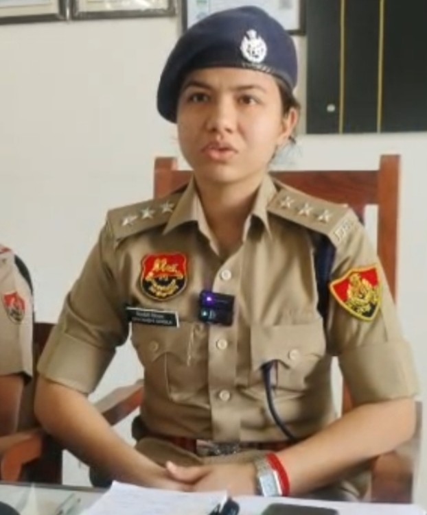 एएसपी श्रीमती दिव्याशीं सिंगला जानकारी देते हुए