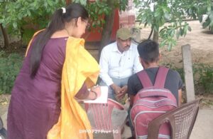 एसआई सुंदर काउंसलिंग करते हुए