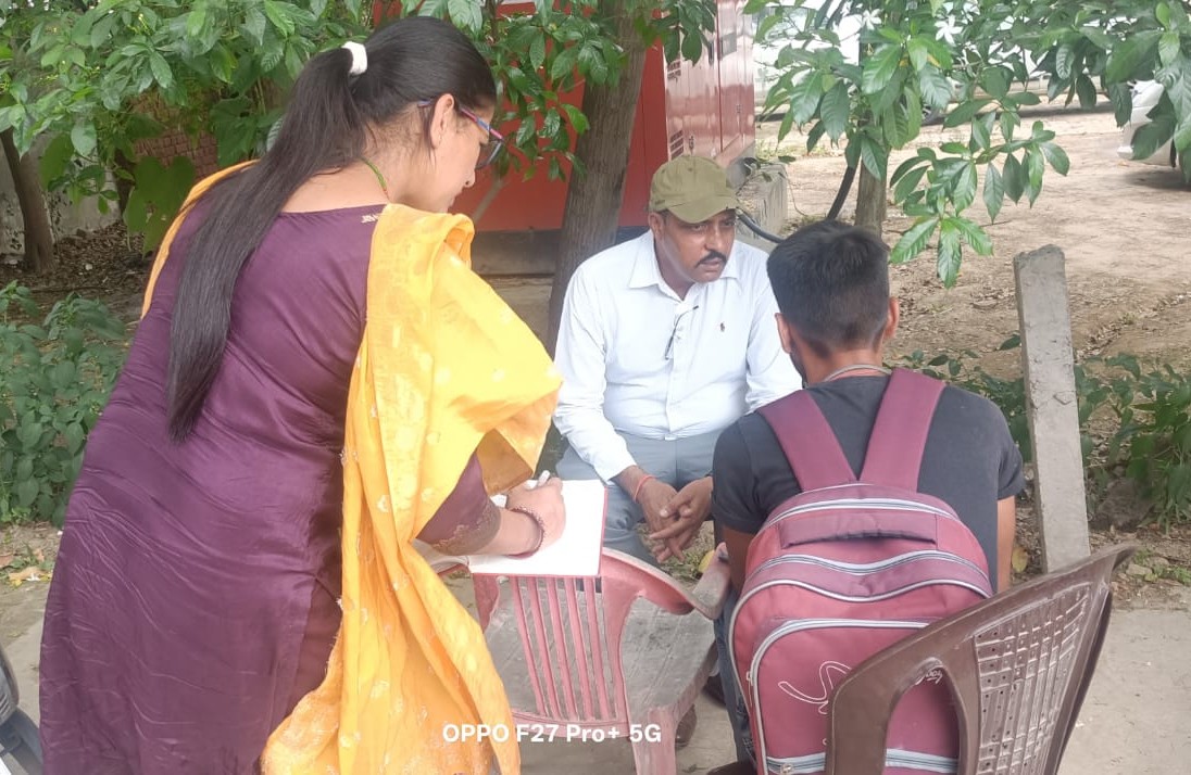 एसआई सुंदर काउंसलिंग करते हुए