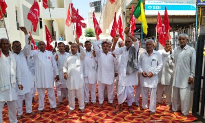 भट्टूकलां में मार्किट कमेटी कार्यालय के बाहर प्रदर्शन करते किसान।