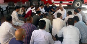 फायर कर्मचारियों के धरने को समर्थन देते पूर्व विधायक प्रहलाद सिंह गिलांखेड़ा।