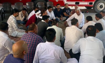 फायर कर्मचारियों के धरने को समर्थन देते पूर्व विधायक प्रहलाद सिंह गिलांखेड़ा।