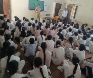 उप निरीक्षक सुनीता जानकारी देते हुए