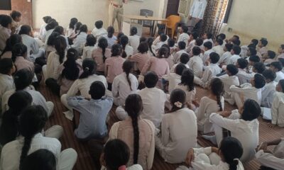 उप निरीक्षक सुनीता जानकारी देते हुए