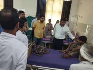 एसडीएम सुरेन्द्र सिंह मरीजों का जाना हालचाल