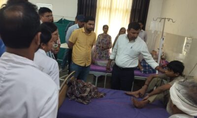 एसडीएम सुरेन्द्र सिंह मरीजों का जाना हालचाल