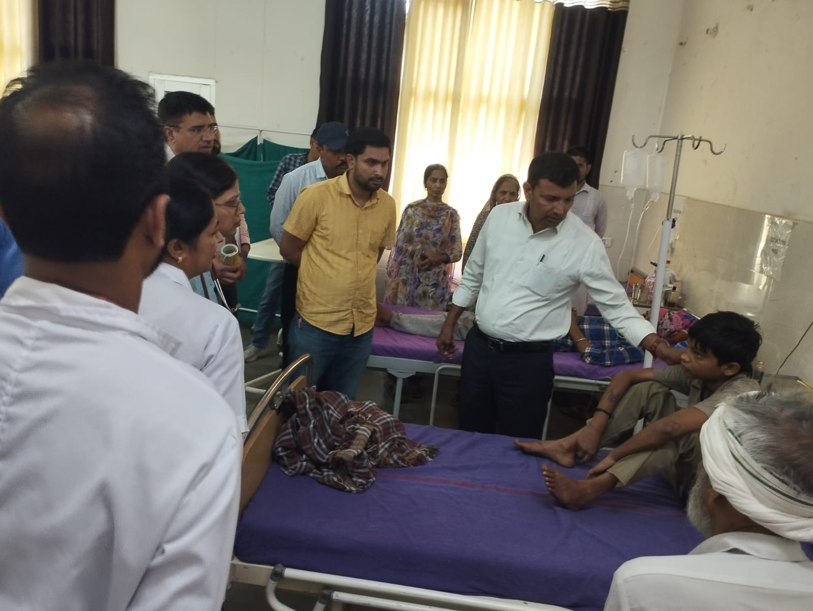 एसडीएम सुरेन्द्र सिंह मरीजों का जाना हालचाल
