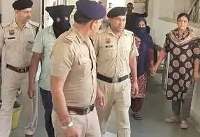 आरोपियों को कोर्ट में पेश करते हुए