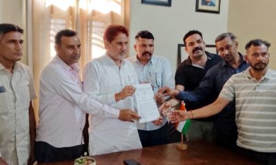 राज्यसभा सांसद सुभाष बराला को ज्ञापन सौंपते दमकल कर्मचारी