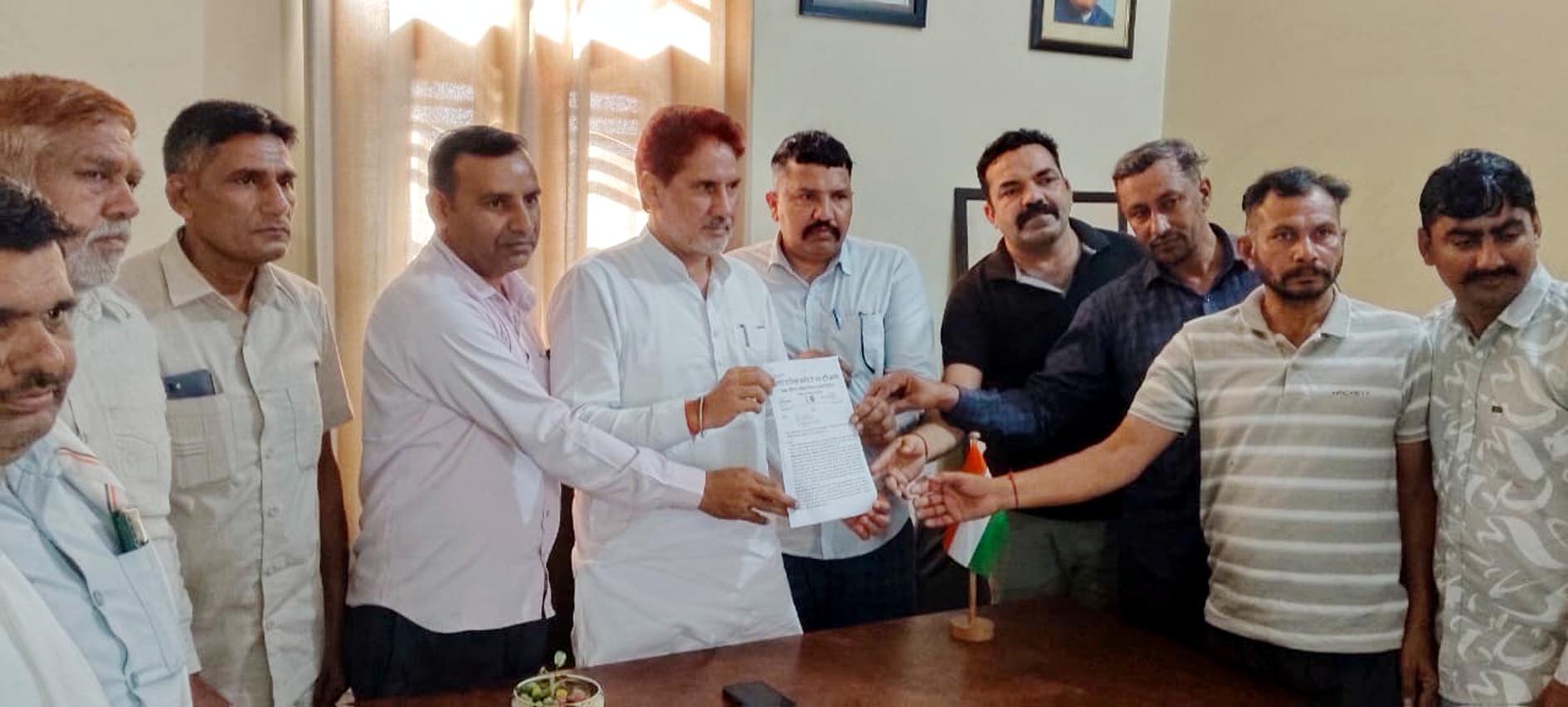 राज्यसभा सांसद सुभाष बराला को ज्ञापन सौंपते दमकल कर्मचारी