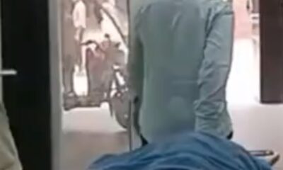 युवक की डेडबॉडी को शवग्रह मैं जाते हए स्वस्थकर्मी