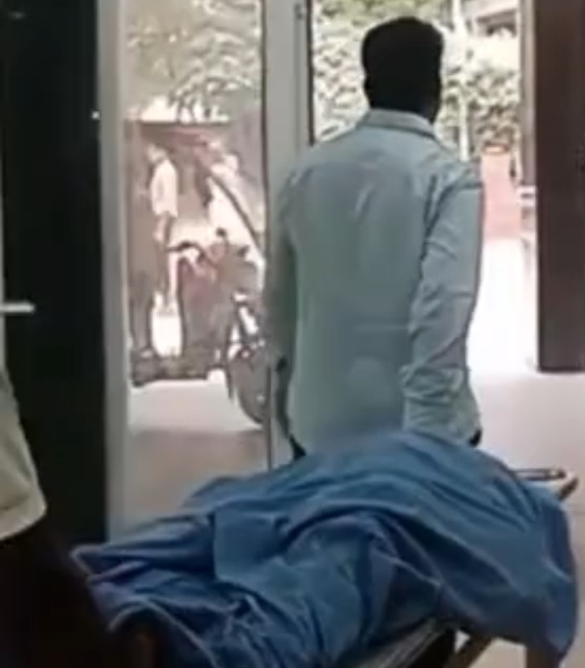 युवक की डेडबॉडी को शवग्रह मैं जाते हए स्वस्थकर्मी