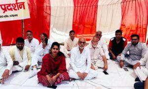 फतेहाबाद। बीडीपीओ के खिलाफ धरने पर बैठे पंचायत समिति चेयरपर्सन, सदस्य व सरपंच