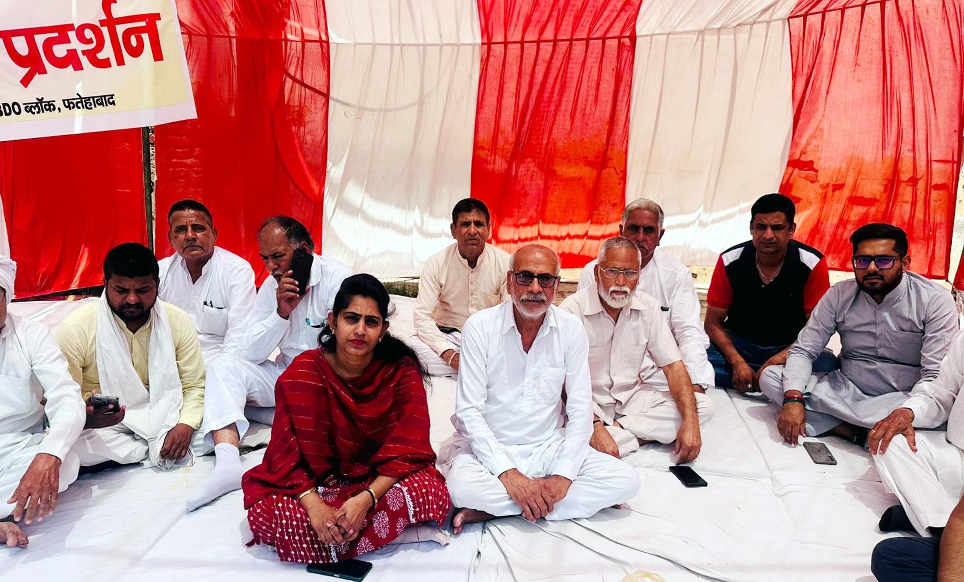फतेहाबाद। बीडीपीओ के खिलाफ धरने पर बैठे पंचायत समिति चेयरपर्सन, सदस्य व सरपंच