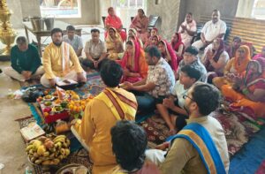 महेंद्रगढ़ के मोदाश्रम मंदिर में शिखर पर कलश स्थापना, श्रद्धालुओं की उमड़ी भीड़