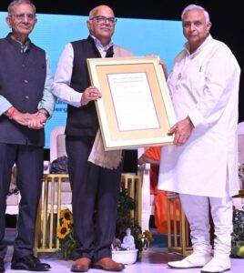 हकेवि कुलपति प्रो. टंकेशवर कुमार को विशिष्ट सम्मान प्रदान करते हुए आयोजन समिति के अधिकारी