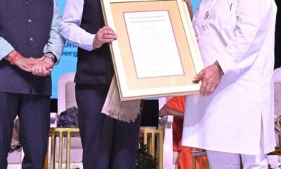 हकेवि कुलपति प्रो. टंकेशवर कुमार को विशिष्ट सम्मान प्रदान करते हुए आयोजन समिति के अधिकारी