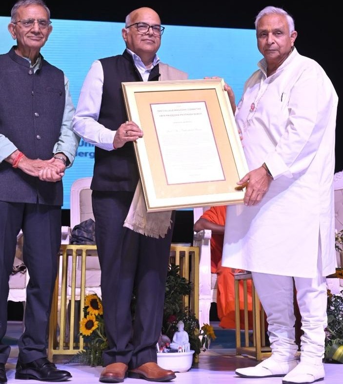 हकेवि कुलपति प्रो. टंकेशवर कुमार को विशिष्ट सम्मान प्रदान करते हुए आयोजन समिति के अधिकारी