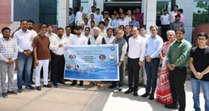 राष्ट्रीय जनगणना पर आयोजित कार्यक्रम में स्वगणना जागरूकता रैली निकालते हुए कुलपति प्रो. टंकेशवर कुमार के साथ अधिकारी, शिक्षक, कर्मचारी एवं विद्यार्थी