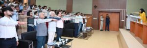 राष्ट्रीय जनगणना पर आयोजित कार्यक्रम में स्वगणना की शपथ दिलातीं जिला उपायुक्त अनुपमा अंजलि