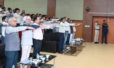 राष्ट्रीय जनगणना पर आयोजित कार्यक्रम में स्वगणना की शपथ दिलातीं जिला उपायुक्त अनुपमा अंजलि